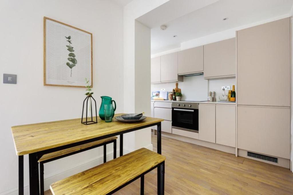 Amazing 3 Bed Interior Designed House With Garden - 114 The Hervey 런던 외부 사진