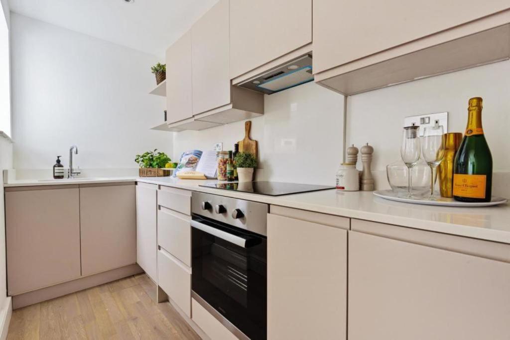 Amazing 3 Bed Interior Designed House With Garden - 114 The Hervey 런던 외부 사진